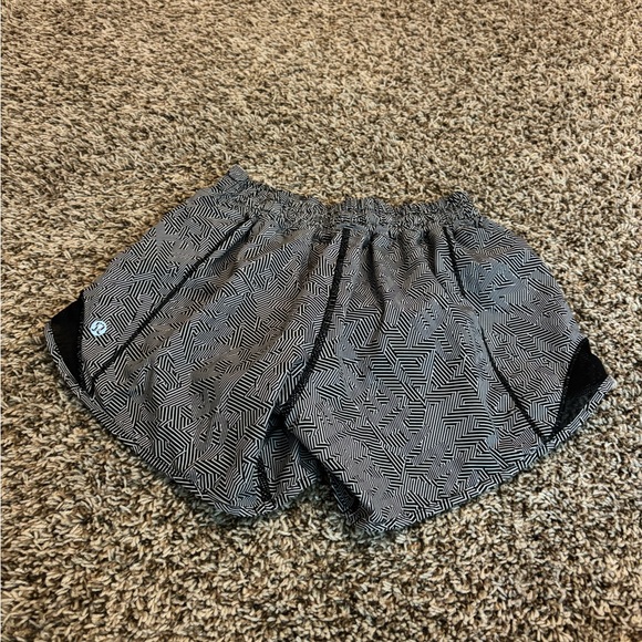 Lululemon Hotty Hot 4in, Size 2 - Picture 4 of 4